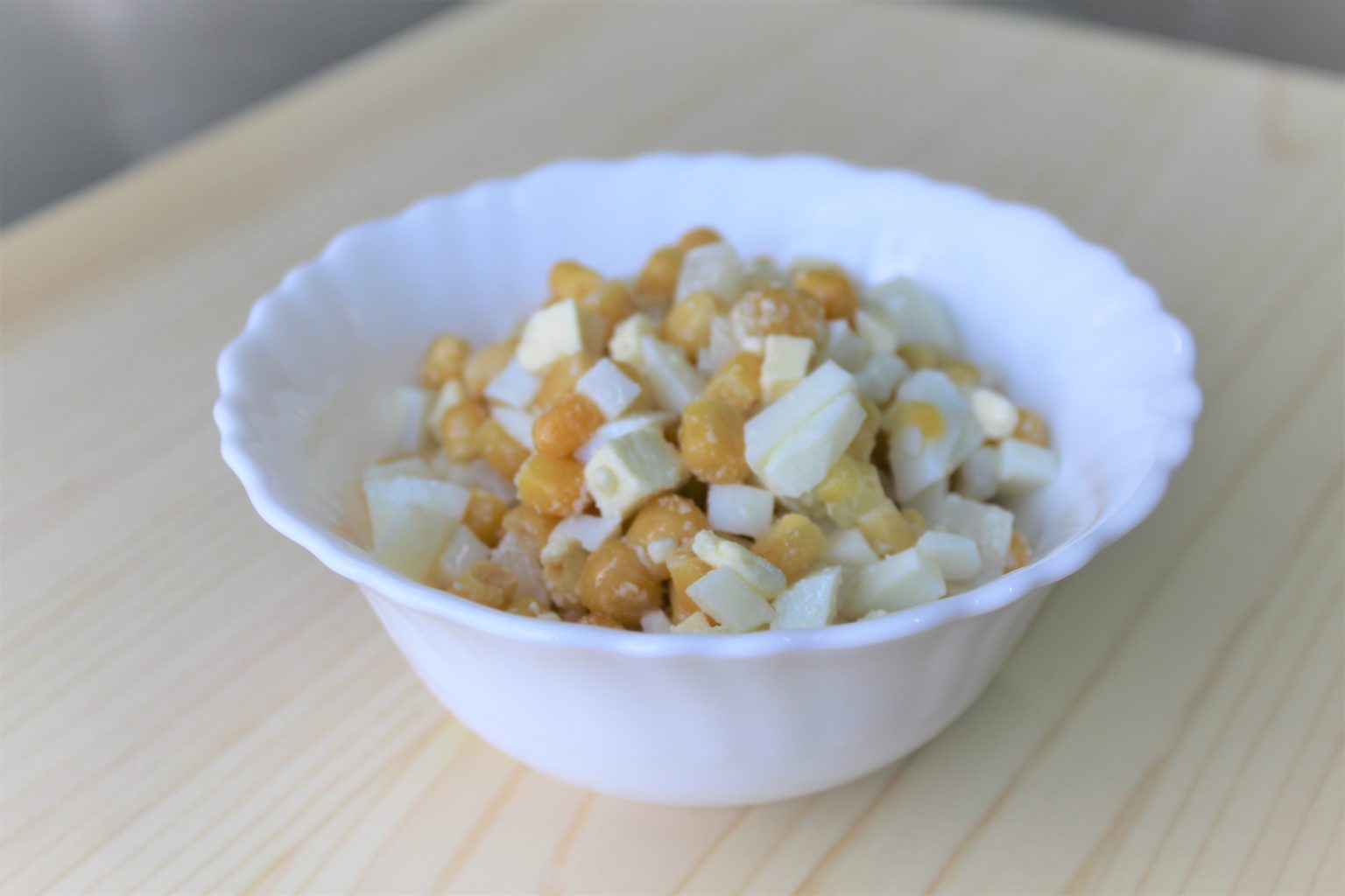 Кукуруза с яйцом и луком.