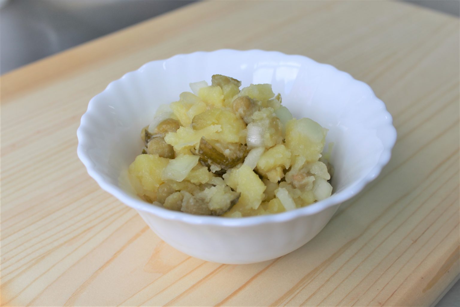 Салат картофельный с солеными огурцами и зеленым горошком.