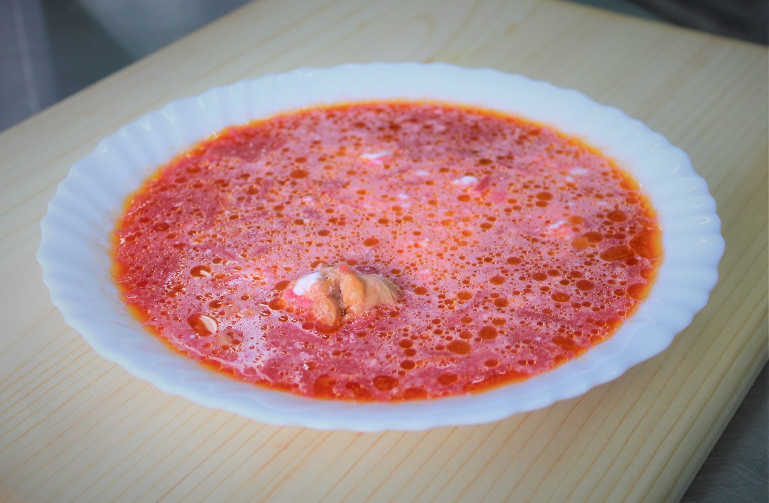 Борщ с капустой, со сметаной и мясом птицы.