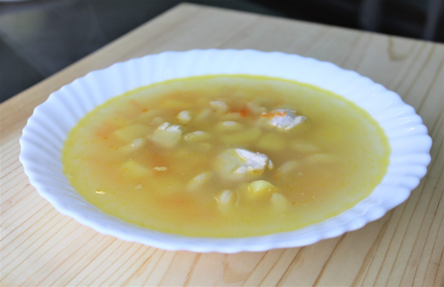 Суп картофельный с макаронными изделиями и мясом птицы.