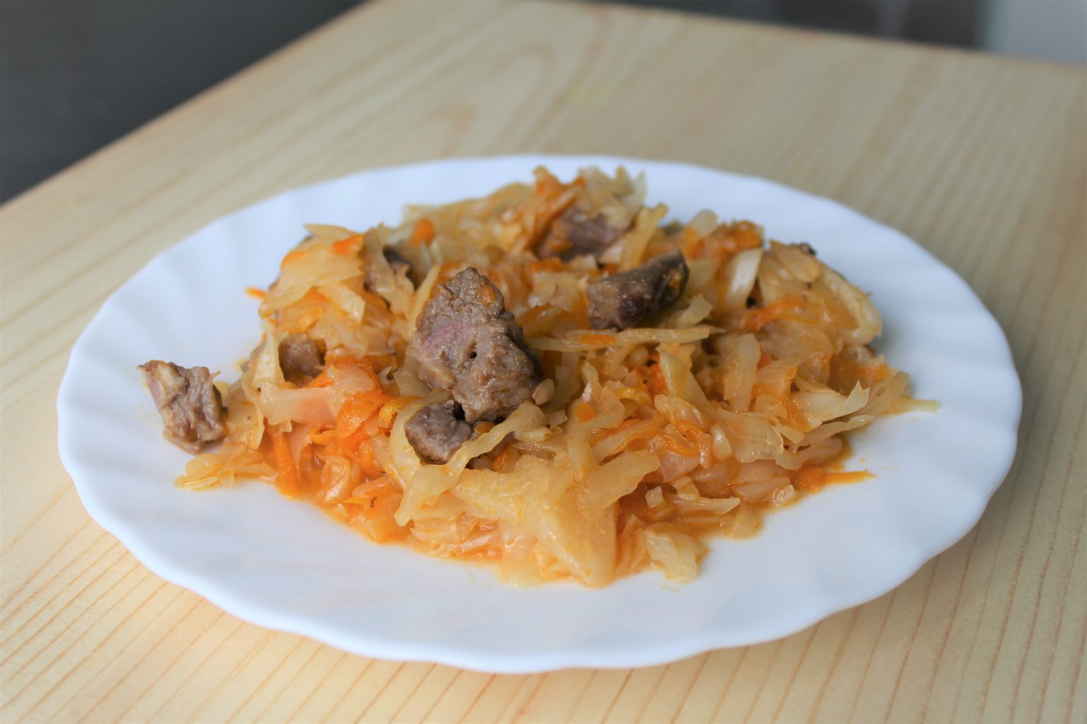 Капуста тушенная с мясом.