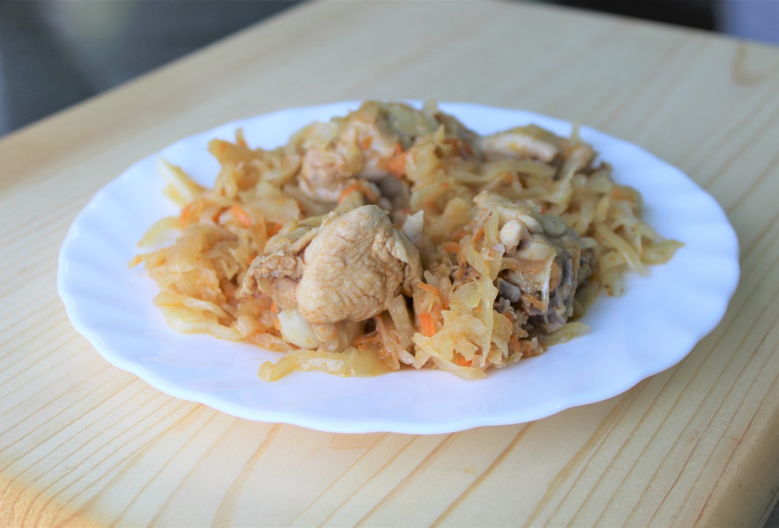 Капуста тушенная с мясом птицы.