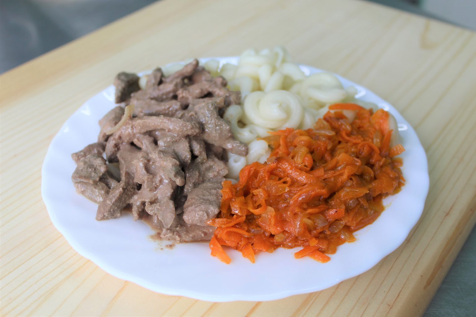 Печень говяжья с макаронными изделиями и овощами.