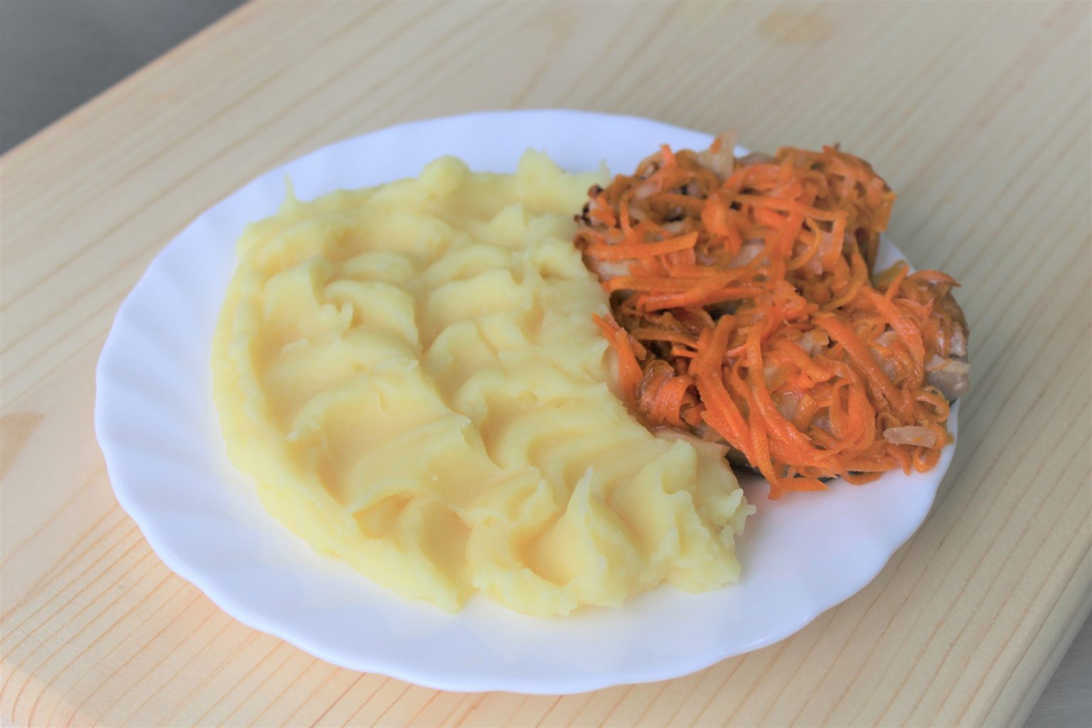 Рыба тушенная в томате с овощами и картофельным пюре.